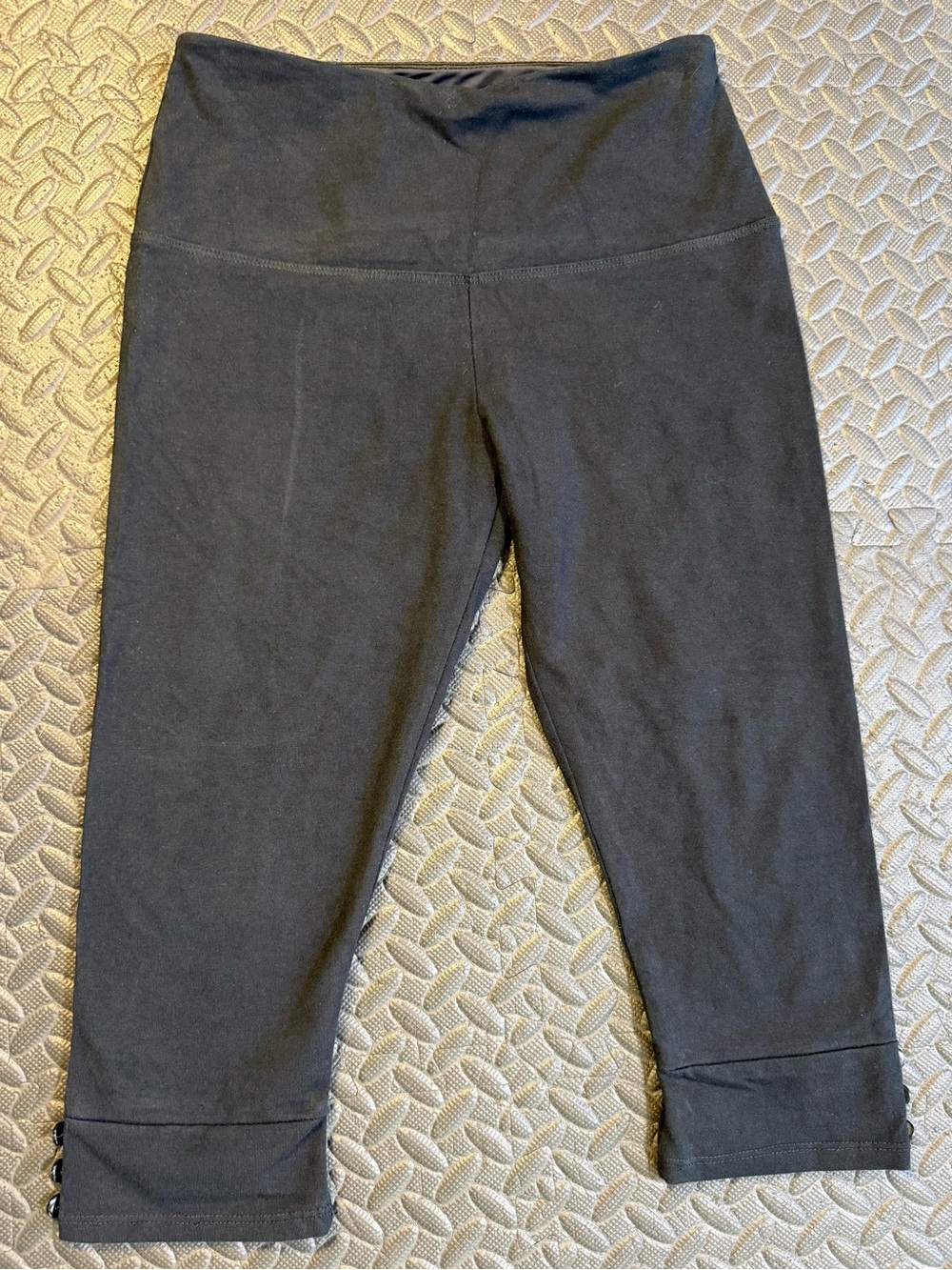Lyssé Black Cropped Leggings Capri Pants Button Cuff Detail Small